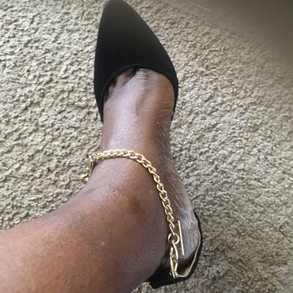 Ladies black suede chain pumps